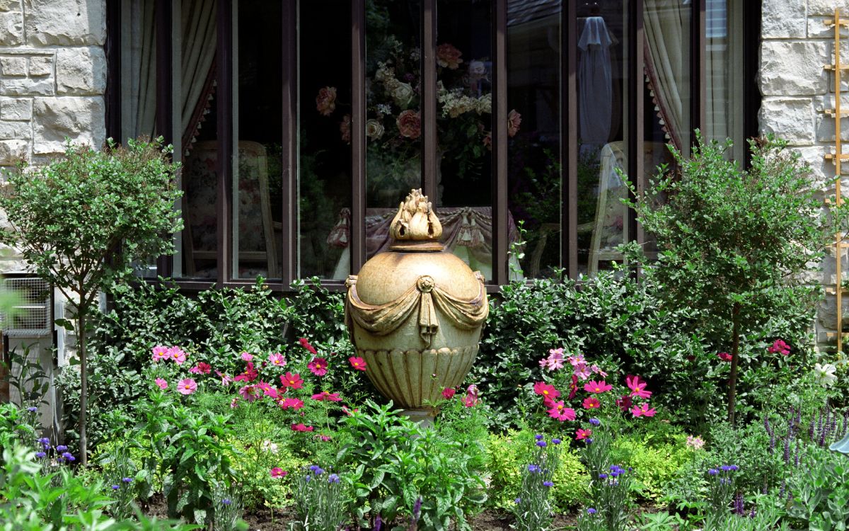 6 Best Plants To Use For Garden Urns